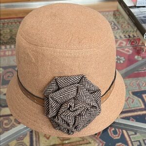 D&Y Tan Cloche Hat with Brown Herringbone Flower